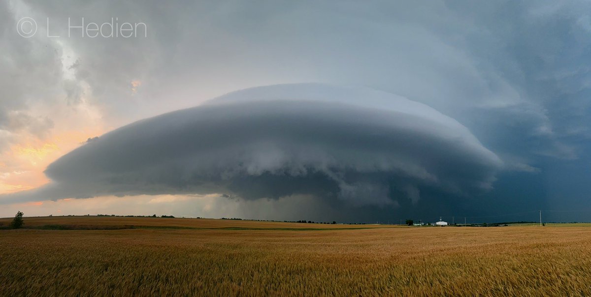 Yesterday’s #supercell from OK. 😎📷🌪️#cloudscape #weatherphotography #weather #clouds #sky #thunderstorm #stormhour #wxtwitter #thephotohour @xwxclub #natgeoyourshot #epic_captures  @CloudAppSoc #nikonusa #zreators #nikonoutdoors @nikonoutdoorsusa @riyets @discovery