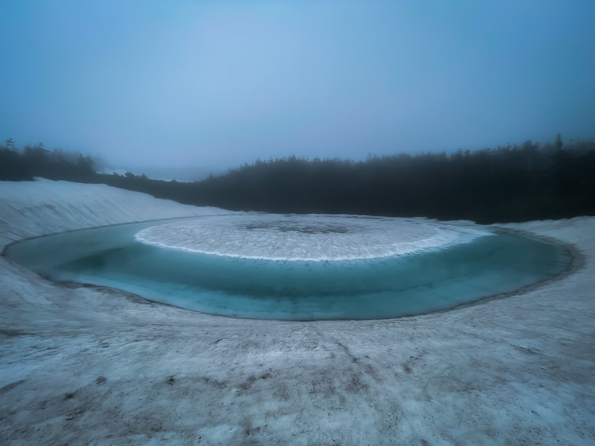 Matsumaz's tweet image. 結構な雨降ってましたが、この日しか来れないので八幡平のドラゴンアイ観てきました。
悪天候でも観光客が多かったです。3年前と比べると溶け方が均一で美しかったです。
晴れたら八幡平山頂まで行こうかと思いましたが今回も登頂叶わず。
#ドラゴンアイ #岩手県 #秋田県 #八幡平