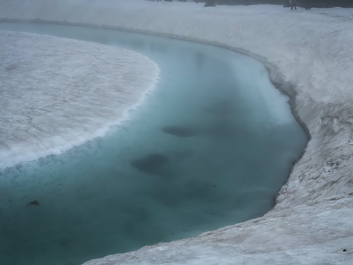 Matsumaz's tweet image. 結構な雨降ってましたが、この日しか来れないので八幡平のドラゴンアイ観てきました。
悪天候でも観光客が多かったです。3年前と比べると溶け方が均一で美しかったです。
晴れたら八幡平山頂まで行こうかと思いましたが今回も登頂叶わず。
#ドラゴンアイ #岩手県 #秋田県 #八幡平