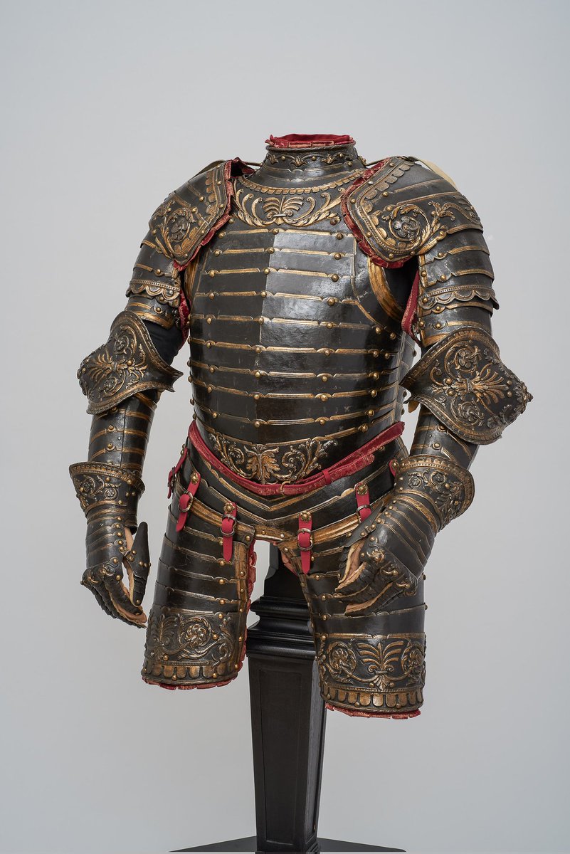 An astounding black and gilt #anima #armor made for Carlo Gonzaga Marchese di Gazzuolo, #Mantua, #Italy, ca. 1540, housed at the @KHM_Wien #renaissance #khm #art #history
