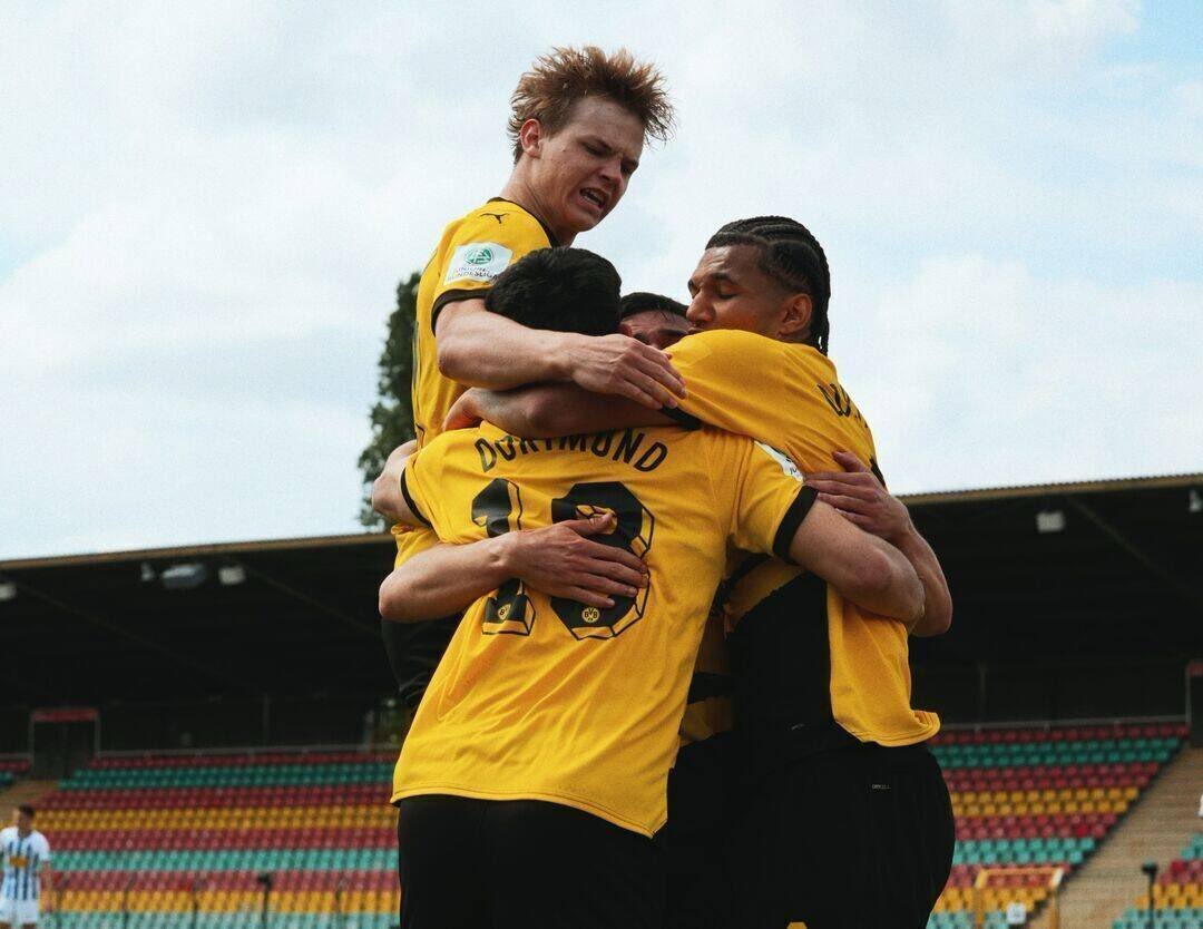 StadtwerkeDO's tweet image. 🖤💛💪  Die U17 ist schon Deutscher Meister - nun steht auch die U19 des @BVB #BVB im Endspiel und trifft dort auf die ⁦@tsghoffenheim⁩.

Die 21-Gruppe gratuliert Borussia Dortmund zu diesem Erfolg und zu seinen fantastischen Talenten.
bvb.de/News/Uebersich… #BSCBVB