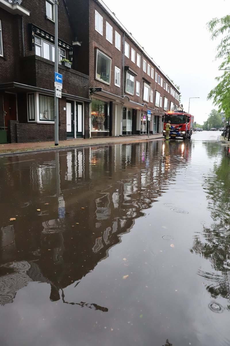 T heeft even behoorlijk hard geregend. Meerdere straten blank. Brandweer bij een binnen wateroverlast #gouda