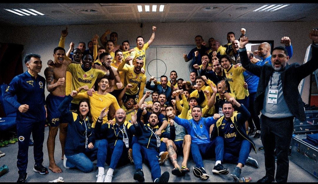 siyahcoraplilar's tweet photo. Fenerbahçe U 19 takımına gol atıp deliler gibi sevinip sahadan çekilen takıma karşı Çılgınlar gibi kutlama yapanlar, dün kendisini 10 kişiyle eze eze yenen takımın galibiyetine dil uzatıyor. 😀 https://t.co/nTzuz4dnxv