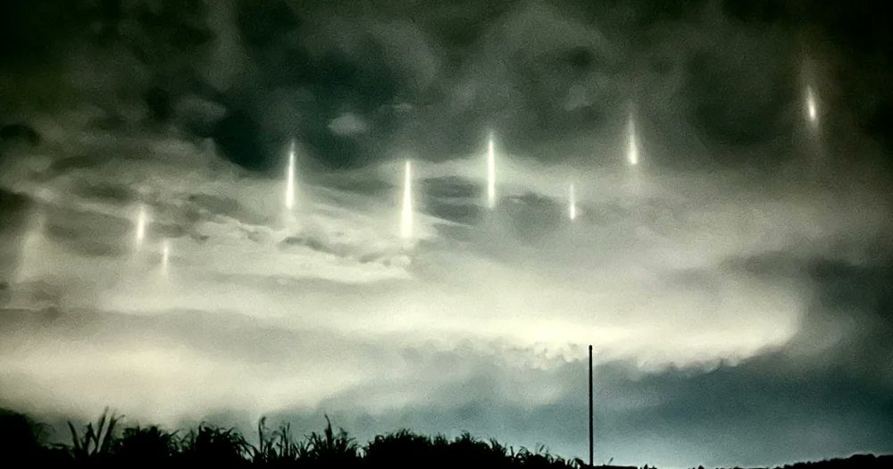 Rainmaker1973's tweet photo. Light pillars are an atmospheric optical phenomenon in which vertical beams of light appear to extend above and/or below a light source. Sometimes they even appear as detached from the source.

These ones were spotted over Daisen, a coastal town in Japan. https://t.co/Hyhbf0tte6