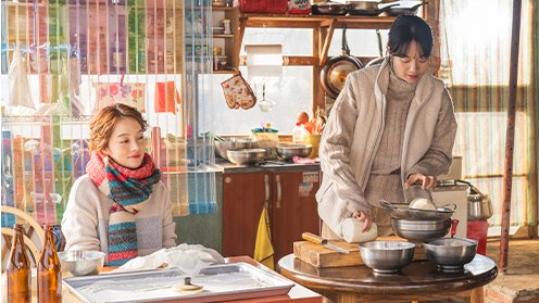 pherim's tweet image. 『母とわたしの３日間』

死後3年のオモニが、天界から3日だけ地上へ降りる休暇を得る。

米国名門大の教授を辞して定食屋を開いてるらしい娘を見守り、ときに愚痴る“肝っ玉オカン”ぶりに和む。懐かしの風土と味を味わう、いかにもソウルで求められてるんだろうなという一編。 x.com/pherim/status/…