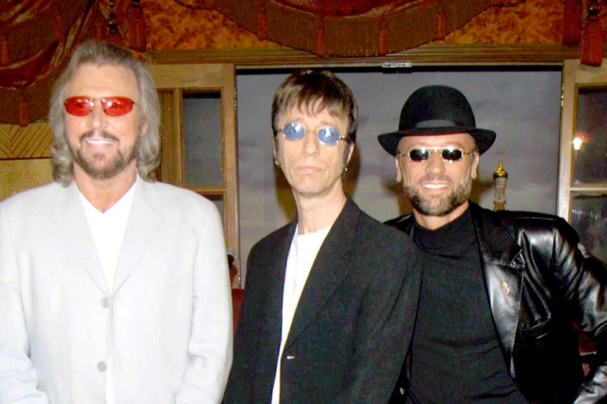 En 2012, fallece 'Robin Gibb', del grupo 'Bee Gees'. Fueron uno de los grupos de mayor venta en la historia de la música con más de 250 millones de discos vendidos y con más de 40 años en el mundo de la música. Son reconocidos como “los reyes de la música disco” #RobinGibb 🕊️💜