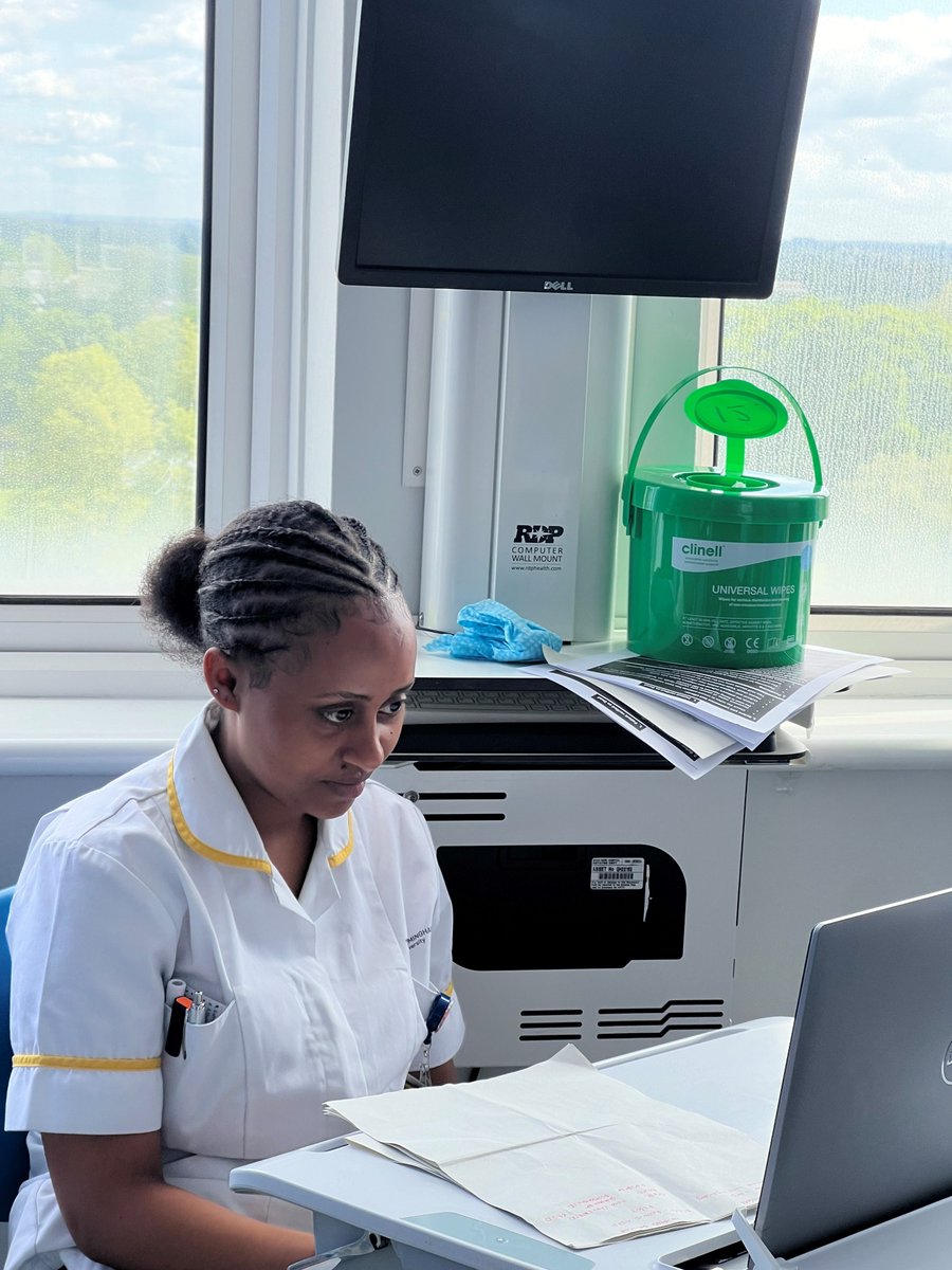 Students on ward 12 #SLCLE Learner-led bay gain experience in all aspects of admission, treatment & discharge under supervision of Registered staff & clinical educator Vicki. Here's @BCUNursingteam student Lidiya reviewing patient care & Drs ward rounds @uhbtrust @vickibrinkworth