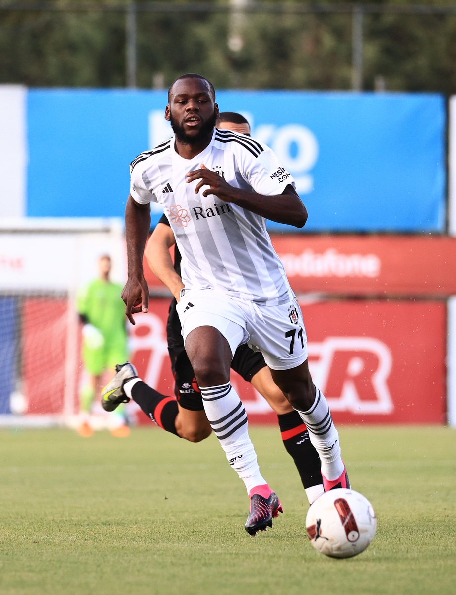 El Beşiktaş transmite sus mejores deseos a Jean Onana, agredido a mano armada tras un intento de robo.