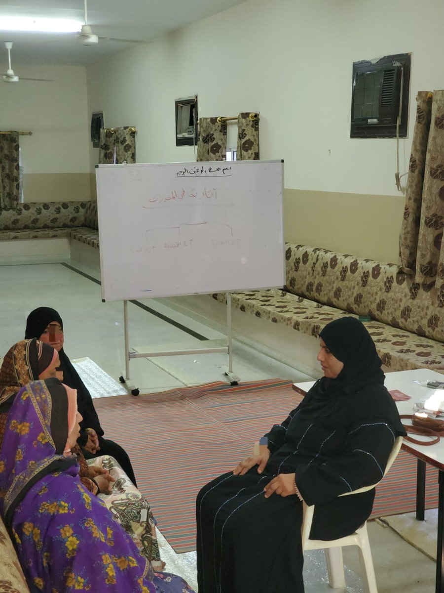 في إطار جهود التوعية المجتمعية، قامت العضوتان خصيبة المقبالية وبدرية الهنائية بإلقاء محاضرة قيمة في مجلس الخليو العام حول آثار المخدرات السلبية على الفرد والمجتمع.