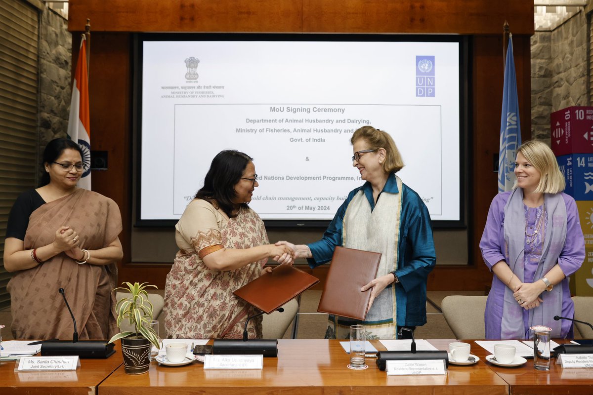 UNDP_India's tweet photo. Building partnerships🤝 to prevent future pandemics.

@Dept_of_AHD and @UNDP_India sign an MoU to strengthen livestock healthcare ecosystem by digitizing vaccine cold chain management, training stakeholders &amp; building community outreach programmes.

#OneHealth #LeaveNoOneBehind https://t.co/mZef5egX6k