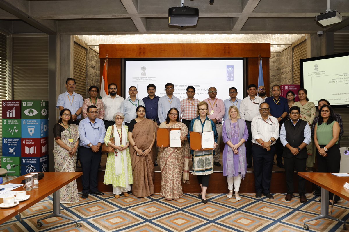 Building partnerships🤝 to prevent future pandemics.

@Dept_of_AHD and @UNDP_India sign an MoU to strengthen livestock healthcare ecosystem by digitizing vaccine cold chain management, training stakeholders & building community outreach programmes.

#OneHealth #LeaveNoOneBehind