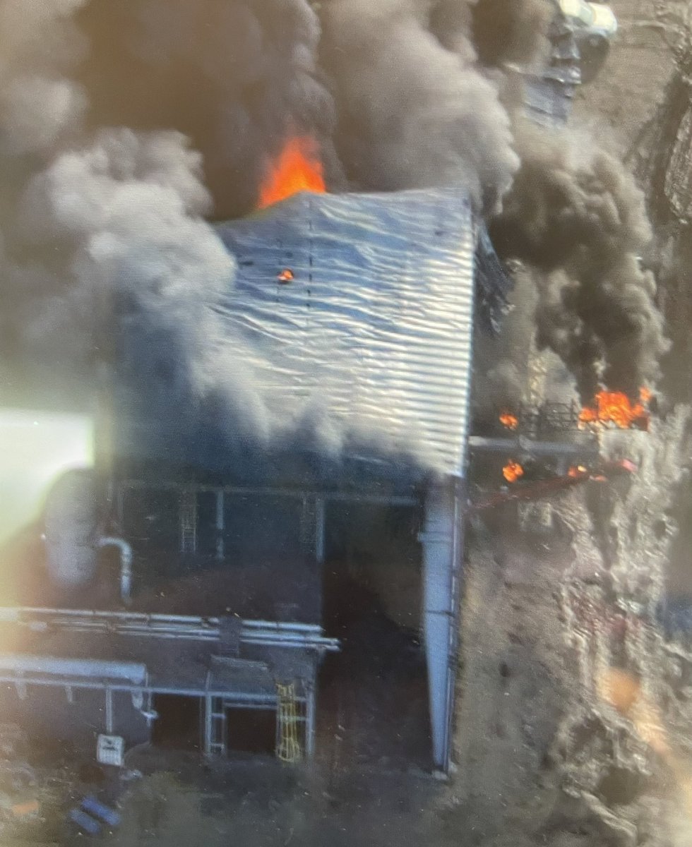 We could see the thick black smoke coming from this fire at the Bailey Omni Plant along Enon Church Road from 20 miles away in #SKY4. Tough situation for firefighters trying to use the temporary pools and pump trucks more on @wtae and here wtae.com/article/pennsy…