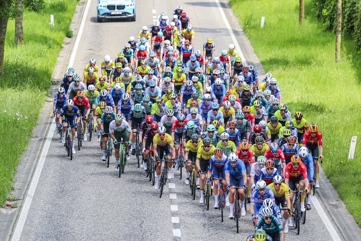 #RVL24 Una fuga de tres hombres cuenta con 3 minutos de ventaja sobre un todavía numeroso pelotón donde marchan los CJR. Recuerda que puedes seguir esta Ronde van Limburg en @Eurosport_ES desde las 15:00 h. 📸 @SprintCycling #SúmateAlVerde 💚