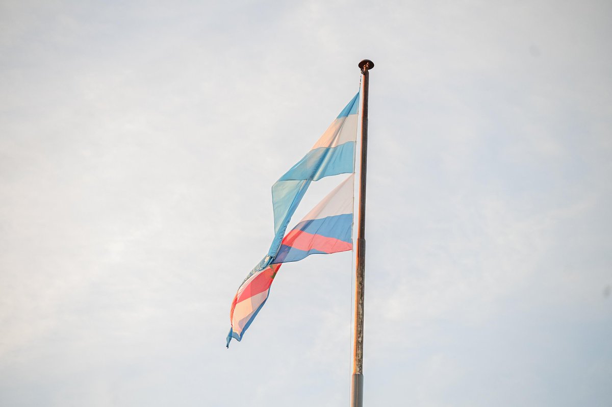En este día, celebramos la riojanidad y este tinkunaco permanente que nos une como riojanos y riojanas, orgullosos de esta tierra. Gracias por compartir el izamiento de banderas en nuestra querida Plaza 25 de Mayo.

¡Feliz aniversario! ❤️