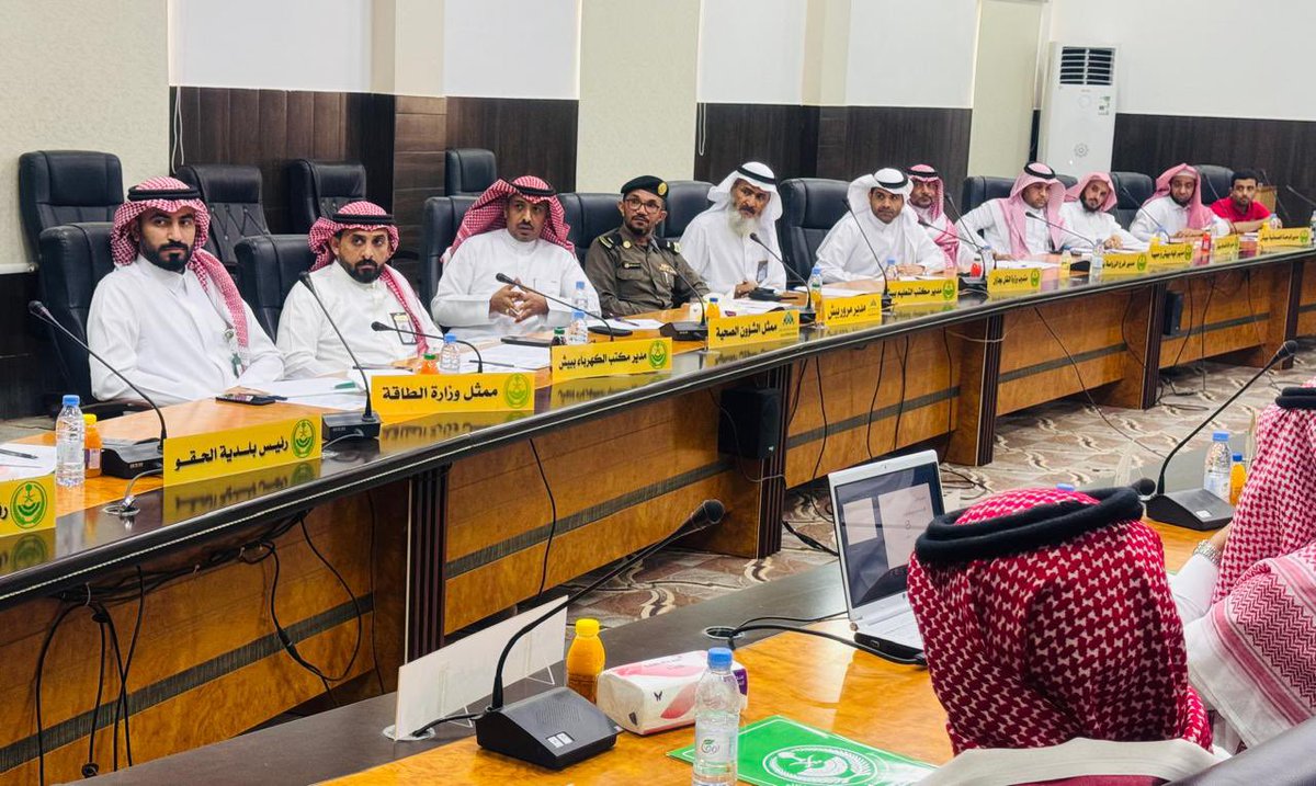 Baishgov's tweet photo. رأس محافظ بيش أ.عماش بن فهد الشكره اجتماع المجلس المحلي في جلسته الاولى لدورته الثانية  بحضور مديري الإدارات الحكومية وأعضاء المجلس، وذلك لبحث  العديد من الموضوعات المطروحة والاقتراحات التنموية في جدول الأعمال واستعراض الاعمال السابقة . https://t.co/KzyGVytbQo
