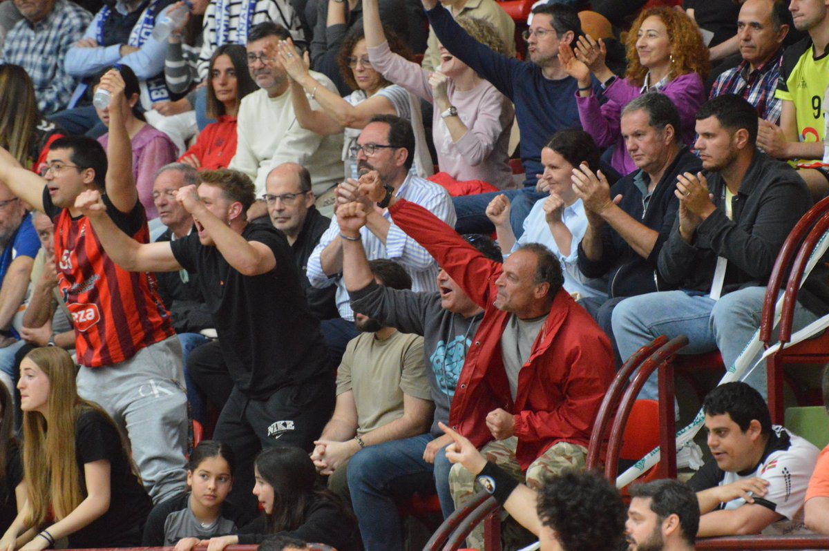 CordobadeBM's tweet photo. Aún recuperándonos de lo que, a pesar del desenlace final, fue un fin de semana inolvidable. Pasión granate en la pista y en la grada de Aritzbatalde #OrgulloGranate https://t.co/EcoR0bCcIX