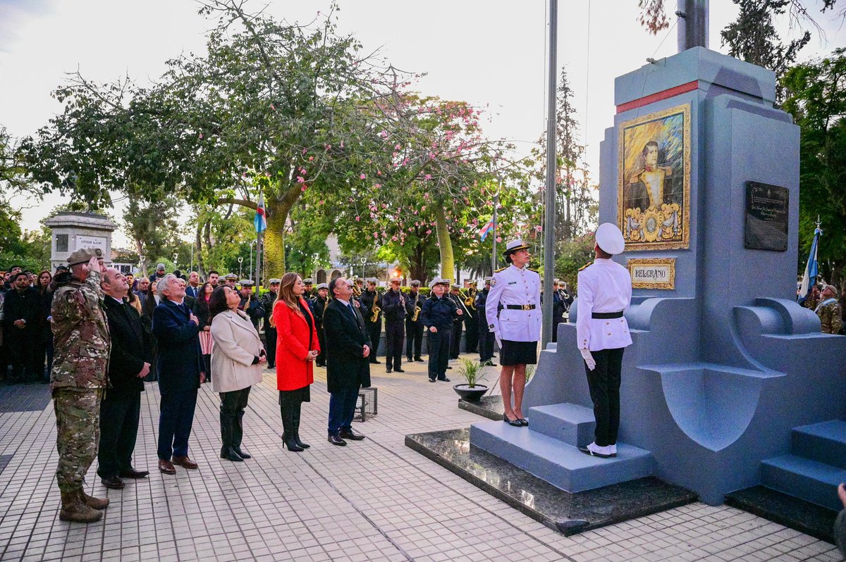 QuintelaRicardo's tweet photo. En este día, celebramos la riojanidad y este tinkunaco permanente que nos une como riojanos y riojanas, orgullosos de esta tierra. Gracias por compartir el izamiento de banderas en nuestra querida Plaza 25 de Mayo.

¡Feliz aniversario! ❤️ https://t.co/EAR9lZUMWm