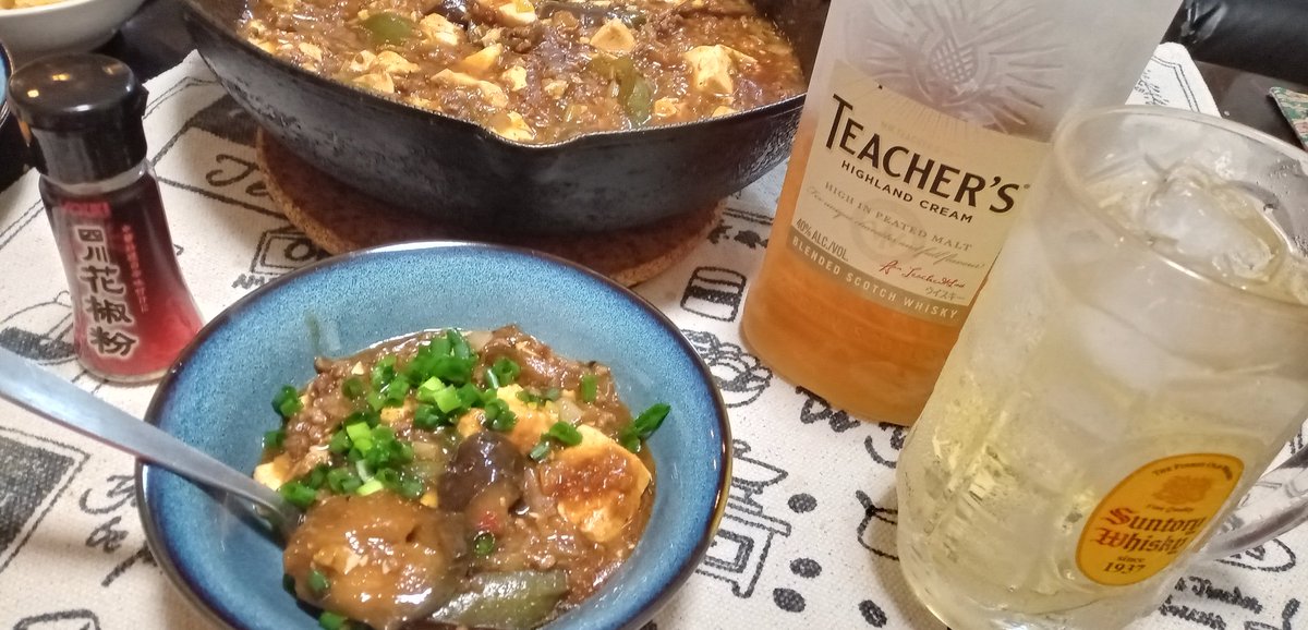 hirononiwa's tweet photo. ヘビロテ麻婆豆腐茄子ピーマンでやります✨🍻乾杯です✨😋
#麻婆豆腐
#麻婆茄子
#ハイボール
#TEACHR’S https://t.co/SkU0ml4YnP