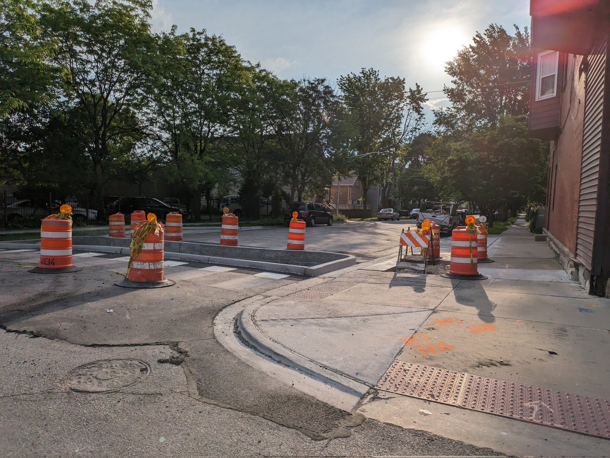 jimsey's tweet photo. Cannot believe I'm this day and age @ChicagoDOT is still building cul de sacs and traffic diverters that do not allow the flow of bikes and other mobility. Such a staggering failure of leadership #bikechi https://t.co/Y0PClfn4jZ