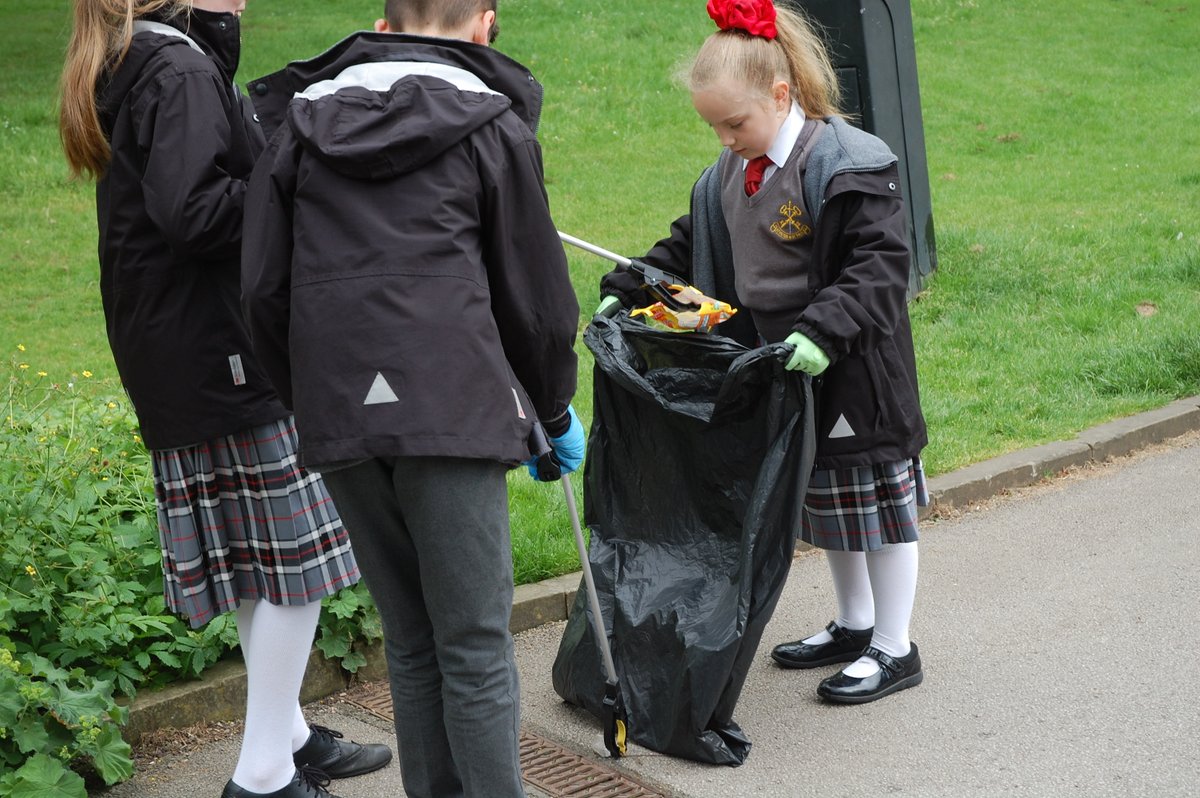 StPeterStPaul_'s tweet photo. Helping out for Community Day - Yrs 3&amp;4 have been out and about cleaning up the local park land and play areas so that others can benefit. We are really proud of their efforts - great job everyone!

#teamSPSP #respectful https://t.co/sdBEUlbdRL