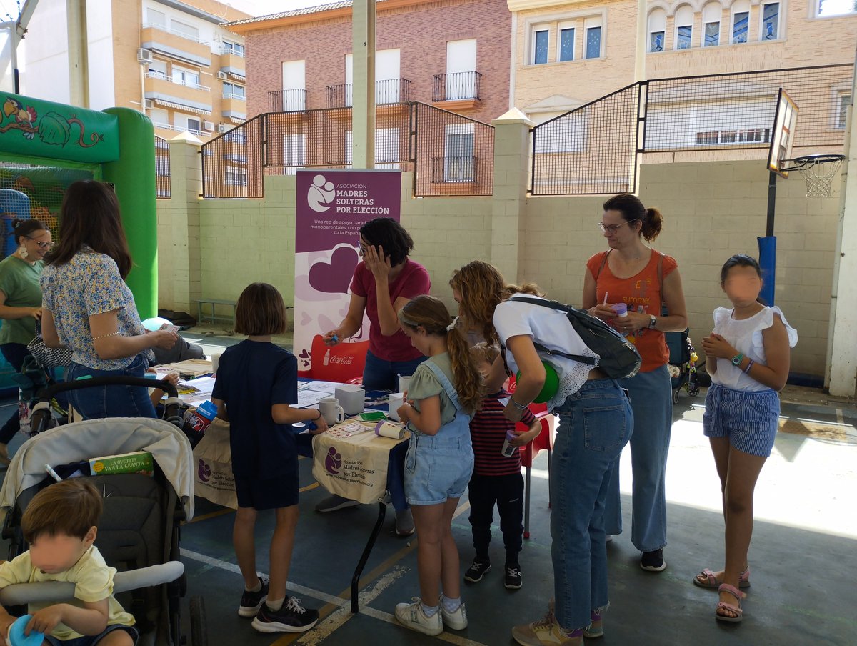 MSPE_CValencia's tweet photo. El sábado estuvimos celebrando el #diadelasfamilias en la fiesta organizada por el @ayto_alboraya.
Agradecemos al ayto su invitación y a #batutraix (#AgrupaciónMusicaldePatraix) por acompañarnos y animar la mañana.
Y, para completar el día, picnic de socias.
#MSPE https://t.co/2QYzLOKAL6
