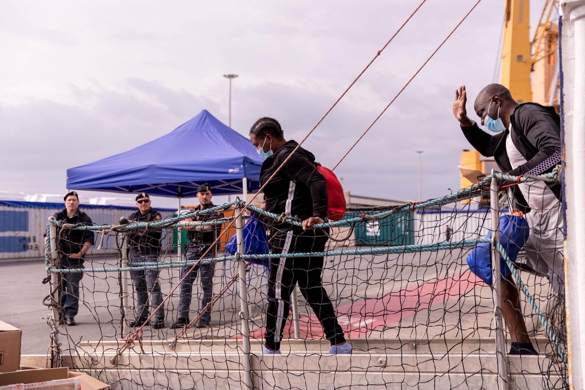soshumanity_de's tweet photo. 🔴Breaking: Heute morgen konnten alle 70 Überlebende in Marina di Carrara von Bord der Humanity 1 gehen. Erst verließen Frauen und Kinder, dann alle anderen Überlebenden das Schiff.

Vier Tage lang war die Humanity 1 auf dem Weg zum zugewiesenen Hafen. https://t.co/Ck0bzUoHd4