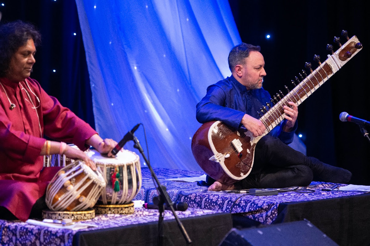 This Thursday @NewburyFestival Relax & unwind to the beautiful sounds of Indian classical music with Jonathan Mayer @JonnySitar & @Kousicsen, two world-renowned masters of the genre Thursday 23 May 2024 | @CornExchange Tickets here: tinyurl.com/yc6jbzuk