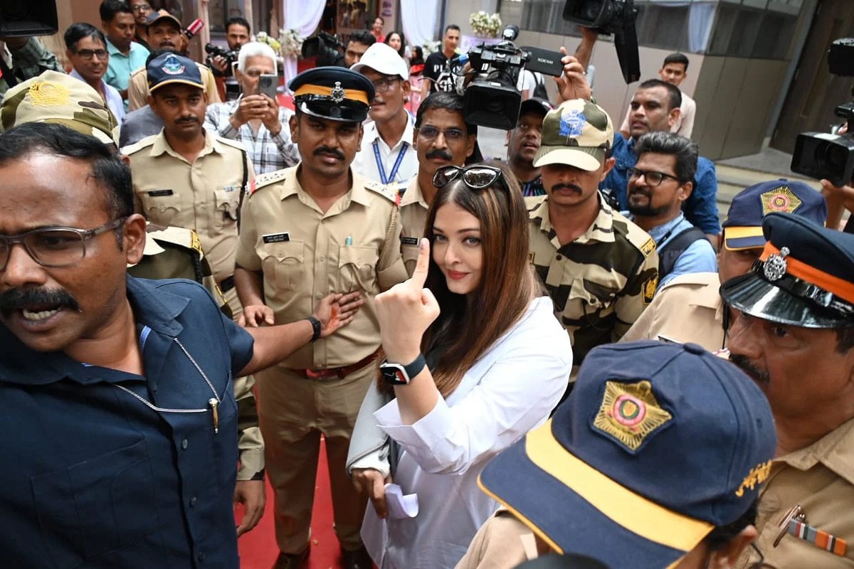 #Photos | Actors #AmitabhBachchan, Jaya Bachchan and #AishwaryaRaiBachchan arrived to vote in Mumbai, during Phase 5 of the Lok Sabha elections kicked off in Maharashtra on Monday, 20 May. See more: tinyurl.com/43ecsecr