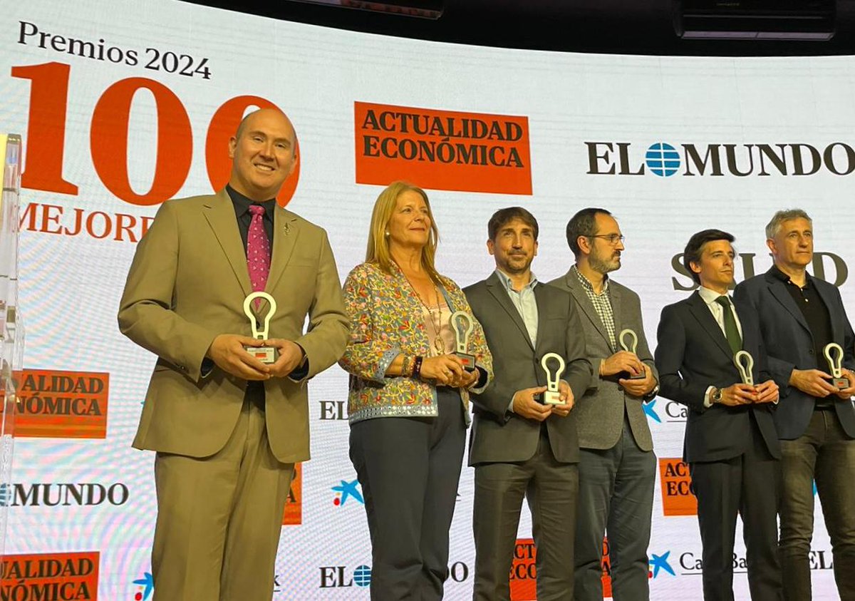 AstraZenecaES's tweet photo. ► El Presidente de AstraZenecaEs, @RrsRick, ha recogido hoy el Premio Actualidad Económica @elmundoes a ‘Las 100 mejores ideas’ del año por el AstraZeneca Global Hub de Barcelona.

https://t.co/x8uJfP6rgQ https://t.co/saRBFt5nBf