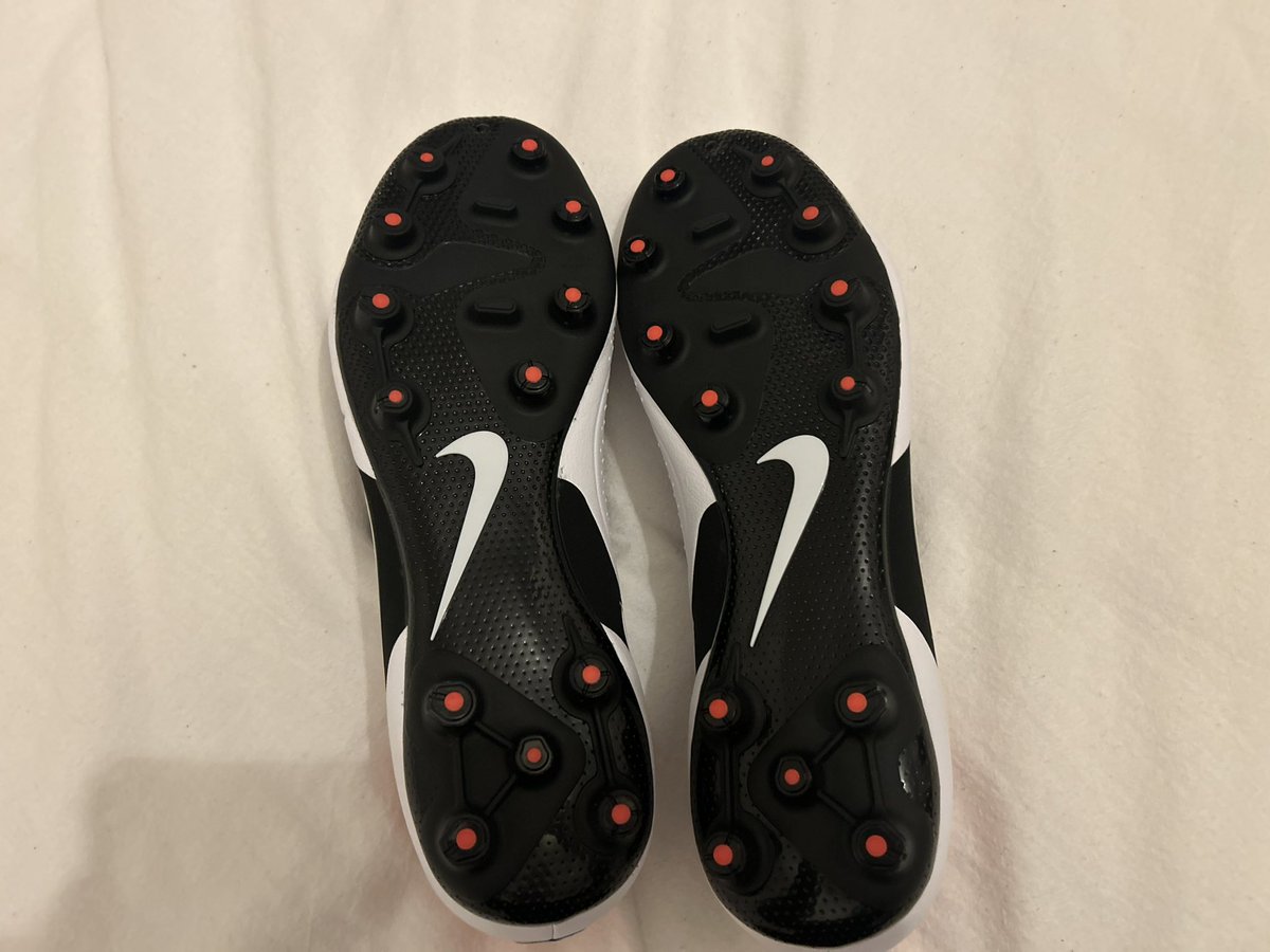 Shu_KEEPER's tweet photo. nikeのセー��で購入した品。

セカンドモデルが5000円以下で買えるなら買うよね。

靴紐は白だったけど、白は嫌いなので黒に変更。 https://t.co/Tm99fUoHDj