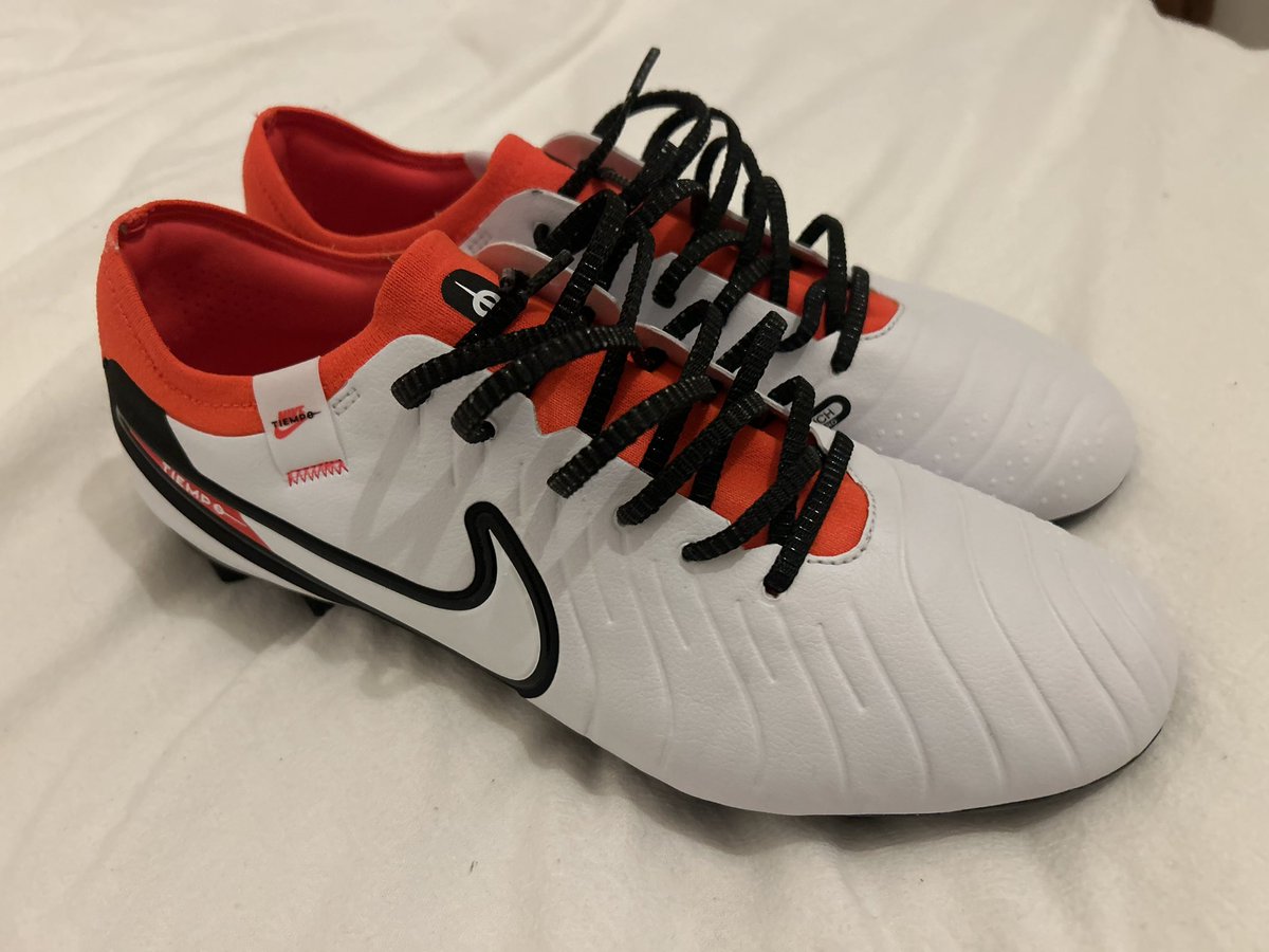Shu_KEEPER's tweet photo. nikeのセー��で購入した品。

セカンドモデルが5000円以下で買えるなら買うよね。

靴紐は白だったけど、白は嫌いなので黒に変更。 https://t.co/Tm99fUoHDj