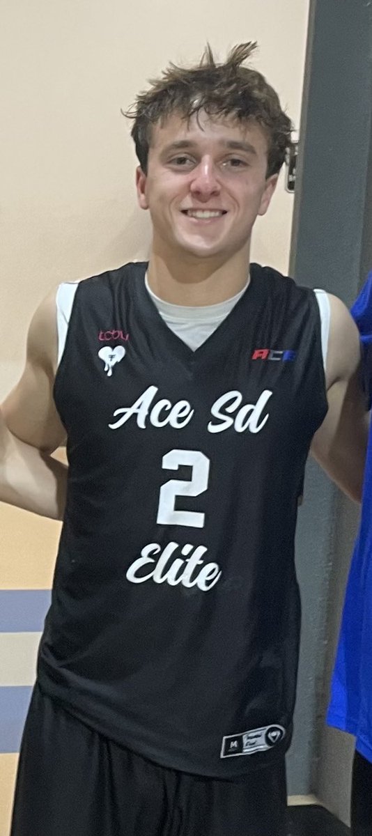 2025 Combo Guard Alex Hutchens can simply SHOOT‼️ Heard from Amherst this weekend during the Live Period #G3Live- 4games 9ppg 4.5rpg Travel Season- 20games 10.3ppg 58 made 3FG 60/43/80 shooting % See him in June with @MarvinRidgeHoop 👇