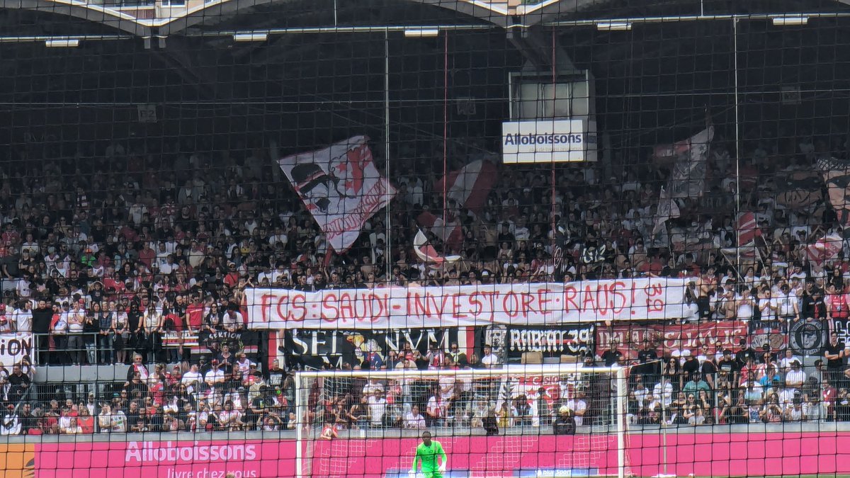 Die Ultras von @FCSion mit einer klaren Message, die von den Schaffhauser Fans vor Ort mit viel Applaus zur Kenntnis genommen wird. #fcsfcs #disgälschwarz #fcschaffhausen #fcsion