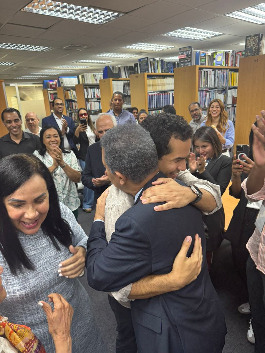 Me encanta esta Foto Omar Fernández, senador de la Capital, abraza a su padre, Leonel Fernández, junto a su madre Rocio Domínguez. 👇