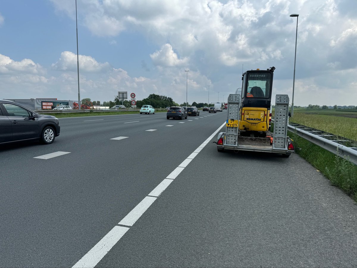 📍#A2 ter hoogte van #Kerkdriel staat een busje met aanhanger. Busje heeft pech en we hebben berging opgestart op de combinatie naar een veilige plek te brengen.