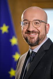 Charles Michel, ce faux-cul de première classe, dont l'incompétence n'est plus à démontrer, A PRESENTE SES SINCERES CONDOLEANCES A L'AYATOLLAH KHAMENEI. Il n'a jamais élevé la moindre protestation contre les pendaisons et les viols en Iran, il a reçu Raïssi, pourtant inculpé par