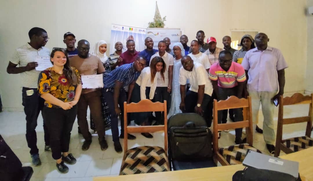 CasaBio2's tweet photo. Renforcement de capacités entrepreneuriales pour 14 conseillers à l’insertion par l’entreprenariat (CIPE) de l’Approche standard de la région de Kolda grâce aux modules proposés par l’Académie #DEFARU et remise de kits pour accompagner 25 jeunes entrepreneurs👩🏽🌾
#GFA #GIZ https://t.co/IGWhbRe240