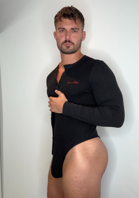 Would you wear this :p https://t.co/MEoo3ivFGc<a href="/tag/henrycavill"class="tags"><span>#henrycavill</span></a>