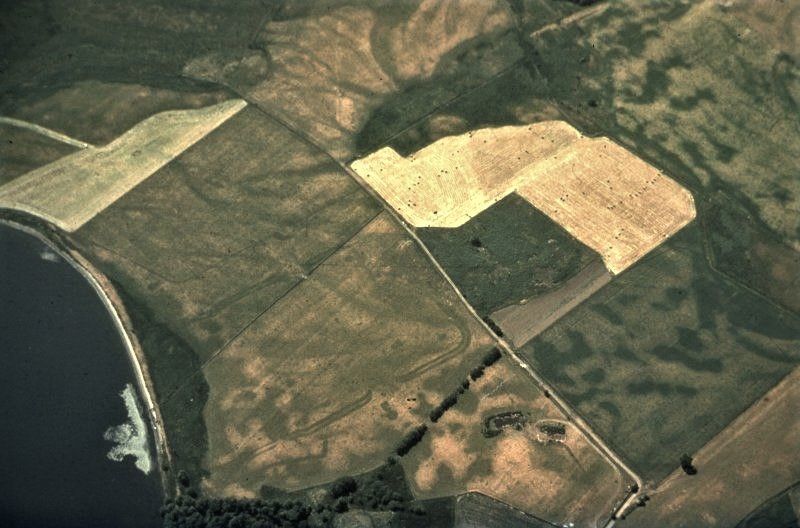 Menteith is a large #Roman fort at the mouth of Glen Ard in #Perthshire, completed around 85AD. It may have only been occupied briefly before being abandoned. Roman camps are located to the south east& north west.  The fort is in on the Loch shore. #RomanFortThursday