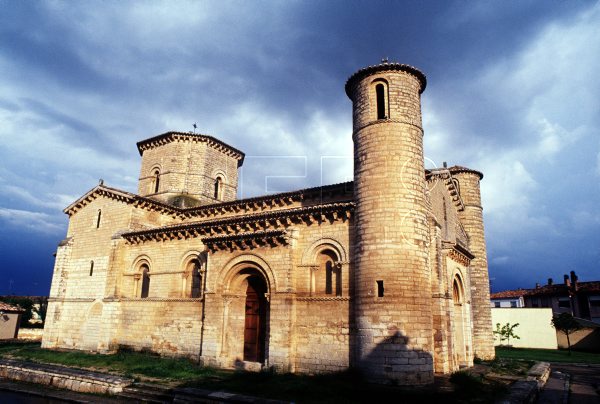 Iglesia románica de San Martín de Tours en Frómista (Palencia), que muestra elementos decorativos como ajedrezado jaqués, capiteles con motivos vegetales, animales o pasajes bíblicos, y más de 300 canecillos en el alero del tejado, 1994. #EFEfototeca