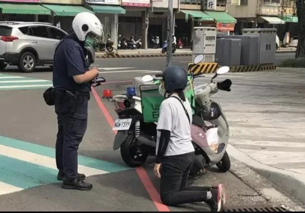 leige88888's tweet photo. 中国东南某省，女外卖员因为600元罚款向执法人员下跪，这是什么样的体制？这一定是体制的问题！我只想要小民尊严！ https://t.co/CGVqJtt593