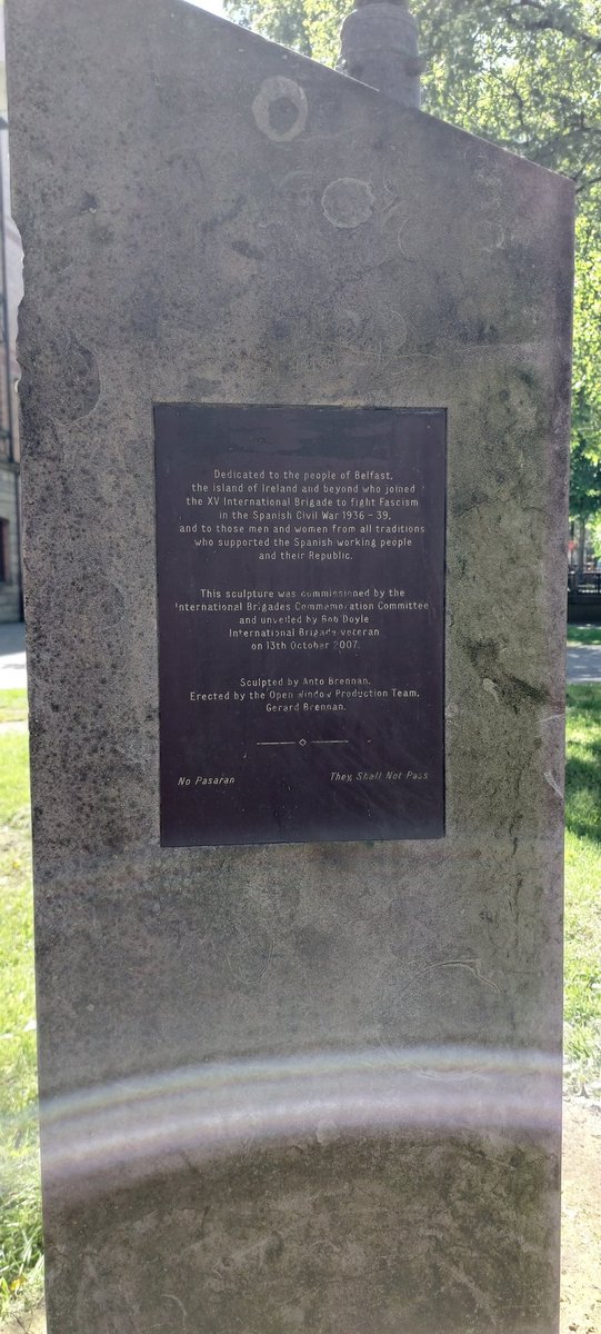 Busto dedicato ai volontari di Spagna, inaugurato dal veterano irlandese della Guerra civile Spagnola Bob Doyle nella piazza della Cattedrale di Sant'Anna di Belfast.
#SCW #BrigateInternazionali
#Belfast #20maggio #InternationalBrigades