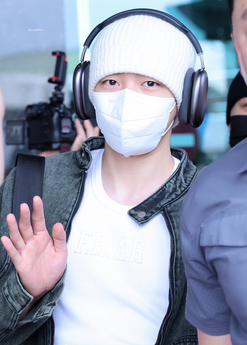 Decemberjc_1206's tweet photo. 240520 GMP 입국
#재찬 #JAECHAN #DKZ https://t.co/YObILjwERo