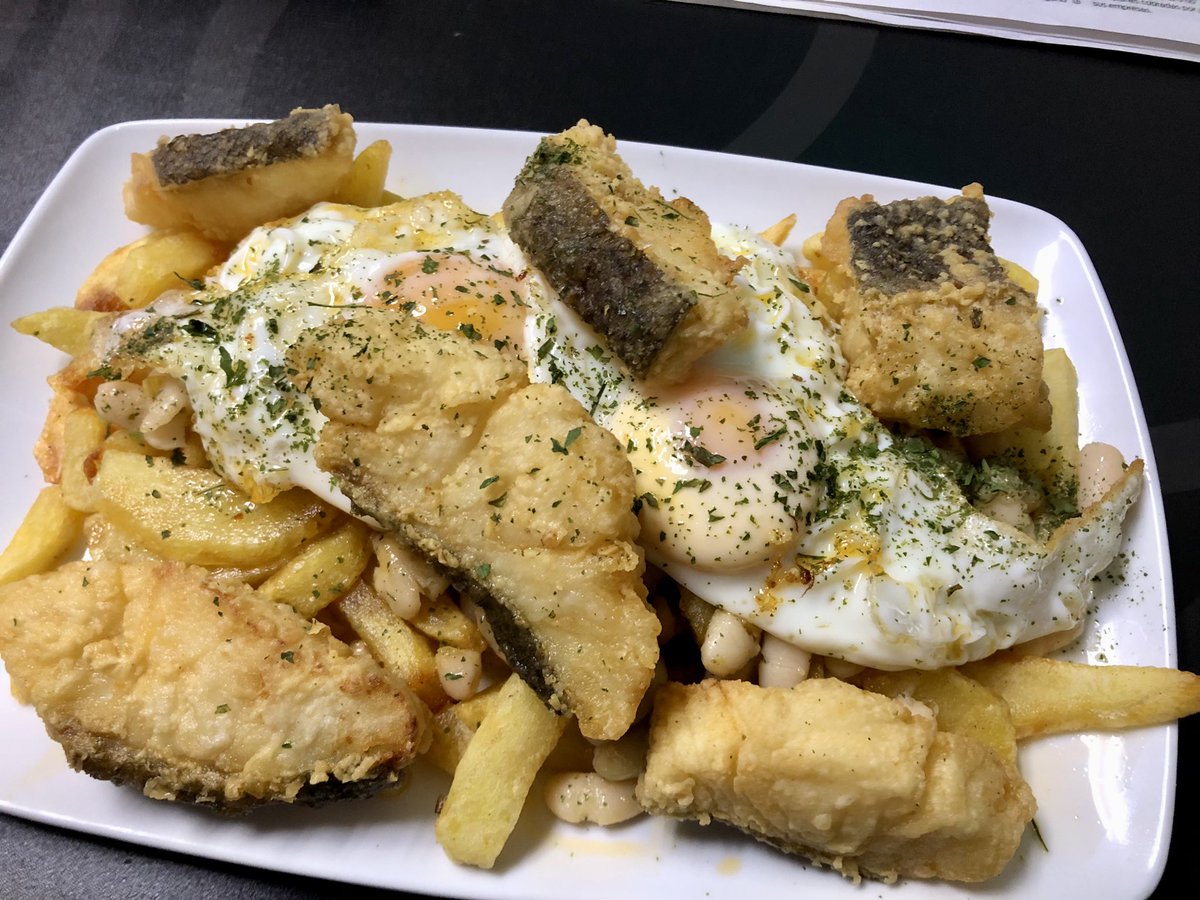 Plat monumental aquest que fan al Bar Alarcón de L’Hospitalet

Bacallà fregit amb ous, patates i mongetes

Per molts anys família de l’Alarcón!

#esmorzarsdeforquilla