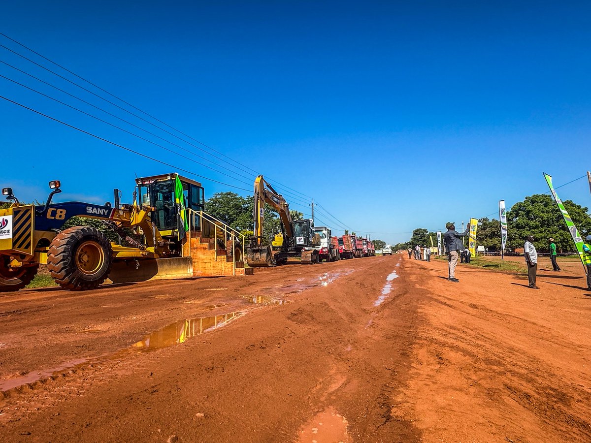 📈Nearly 90% of the right of way for the Koboko -Yumbe - Moyo road project (103.08Km) has been acquired, paving the way for construction. 

This milestone is crucial for the timely and successful implementation of the project.

#UNRAworks