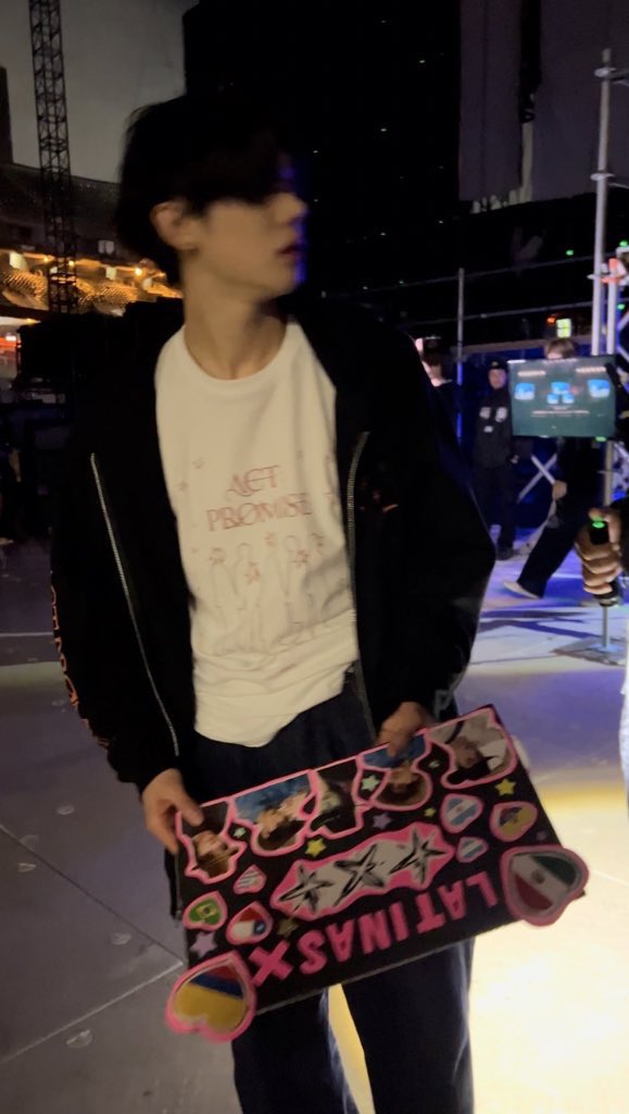 archivezzn's tweet photo. yeonjun holding a “latinas x txt” sign 😭😭 https://t.co/eEMwz50VJi