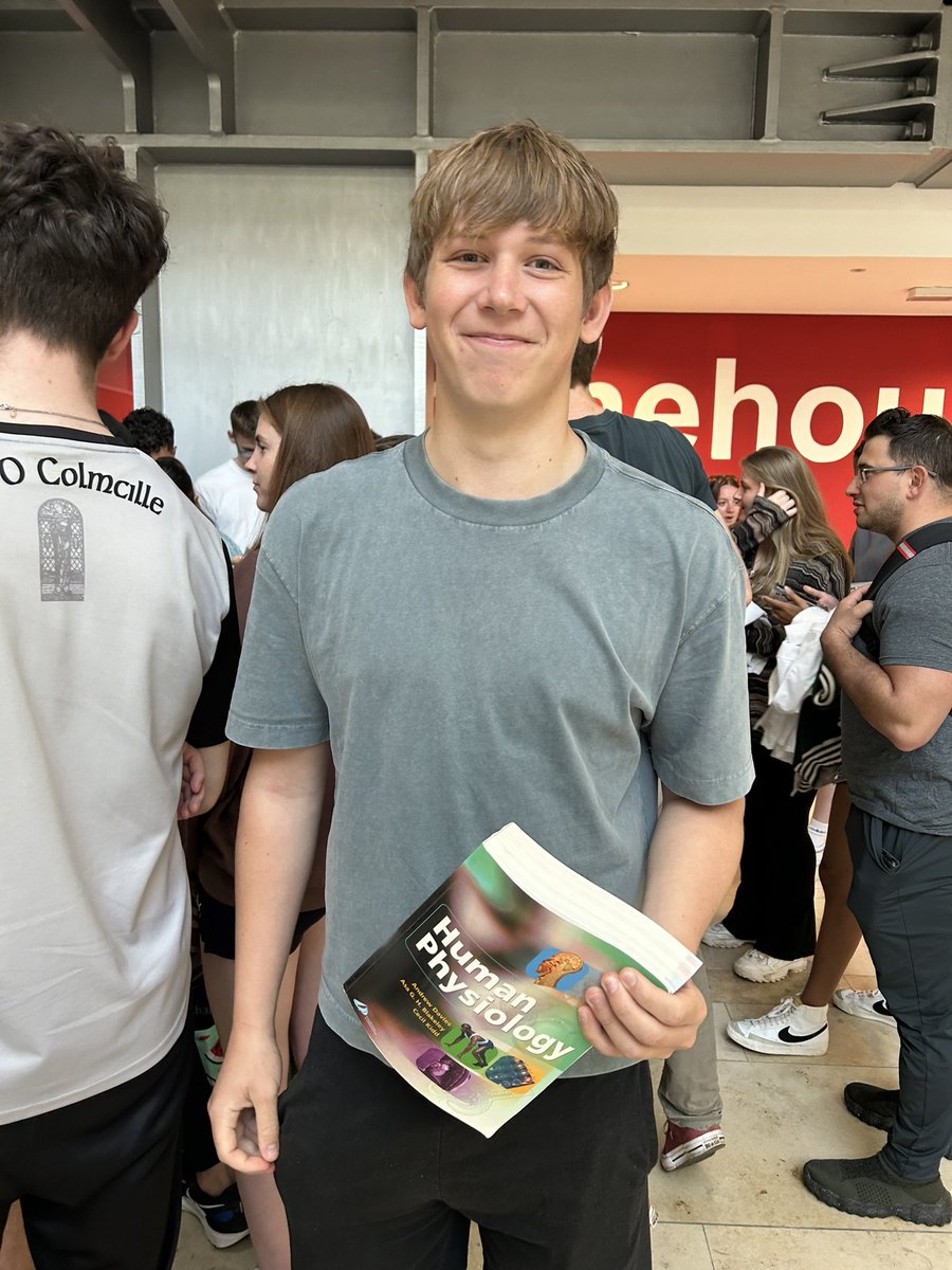 😁 Happy faces all round! ♻️ Our 1st year #physio students are delighted to take home preloved textbooks & extra uniform to #reuse and #recycle from our previous cohort 🌎 💚 ♻️ #greenAHPs #greenerNHS #enviroPT #sustainablehealthcare