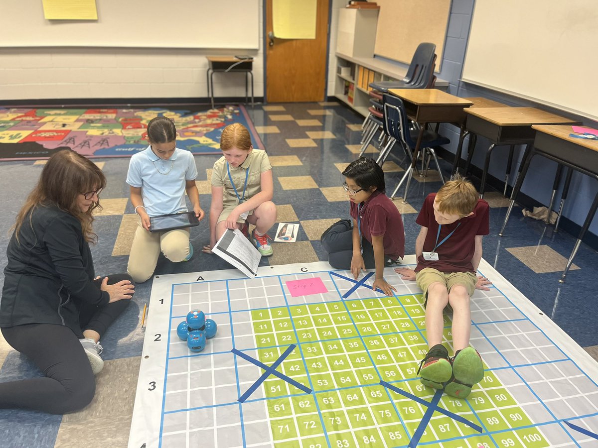 4th Grade Dash Mission Competition is underway <a href="/LelyLionsRoar/">Lely Elementary</a>! So excited to see these innovative minds working together! <a href="/collierschools/">Collier County Public Schools</a>