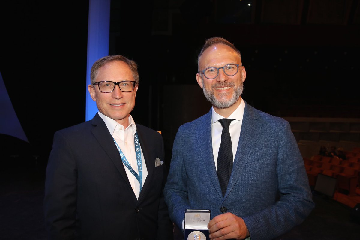 Receiving the Bengt Ihre medal from Mattia Soop in Linkoping last week A huge honour to deliver the prestigious opening lecture at the Swedish Society of Gastroenterology ‘The impact of diet, environment and microbiota on IBD” In the coming days, I will record and upload this
