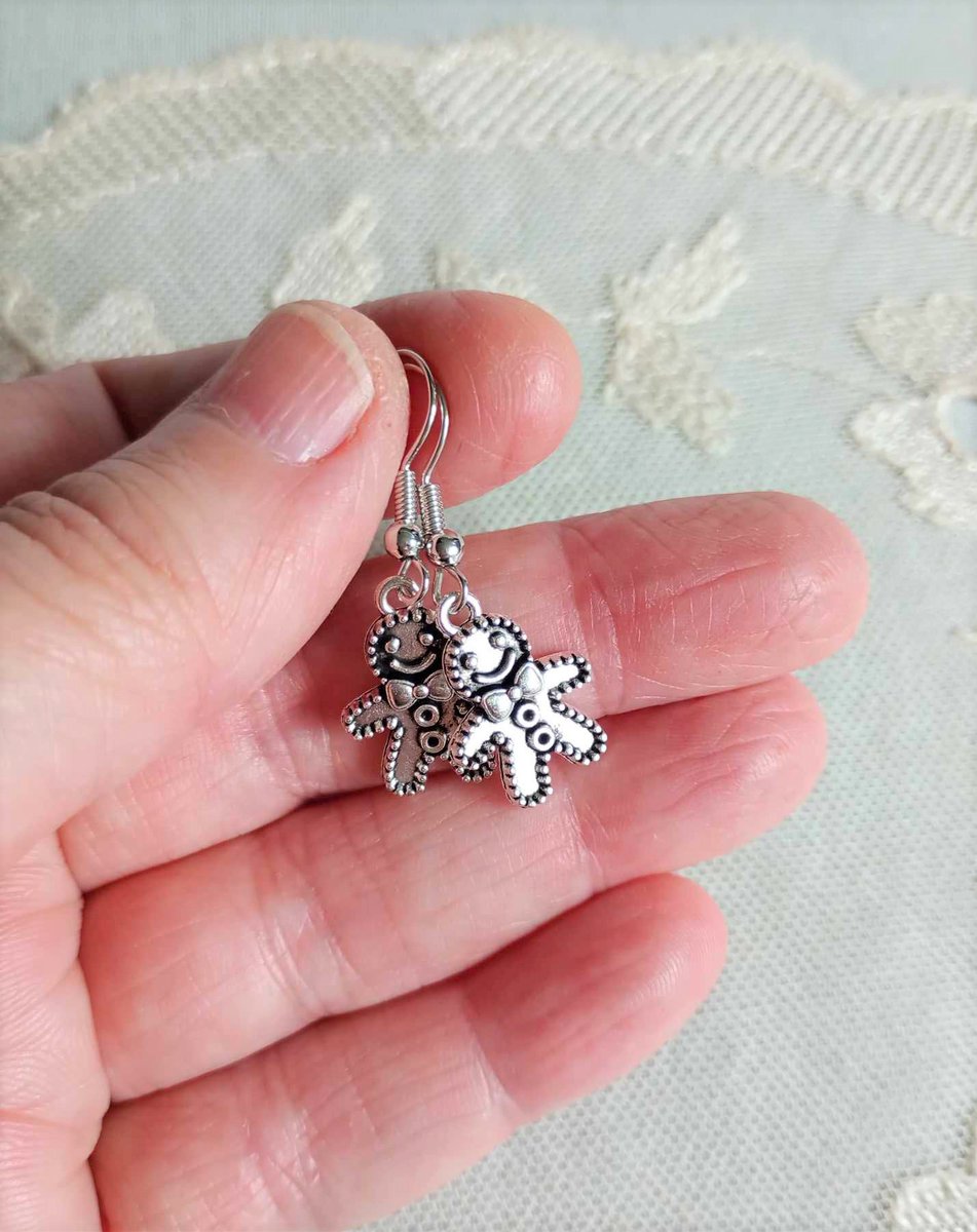 Handmade by me 🧡 #MHHSBD  
So cute Gingerbread Men Cookie Antique Silver Charm Style Earrings, perfect gift for that baker in your life  🧡  #TheCraftersUK #EtsySeller #UKMakers #CraftBizParty #shopsmall #giftideas #cookies lovesvintage43.etsy.com/listing/156889…